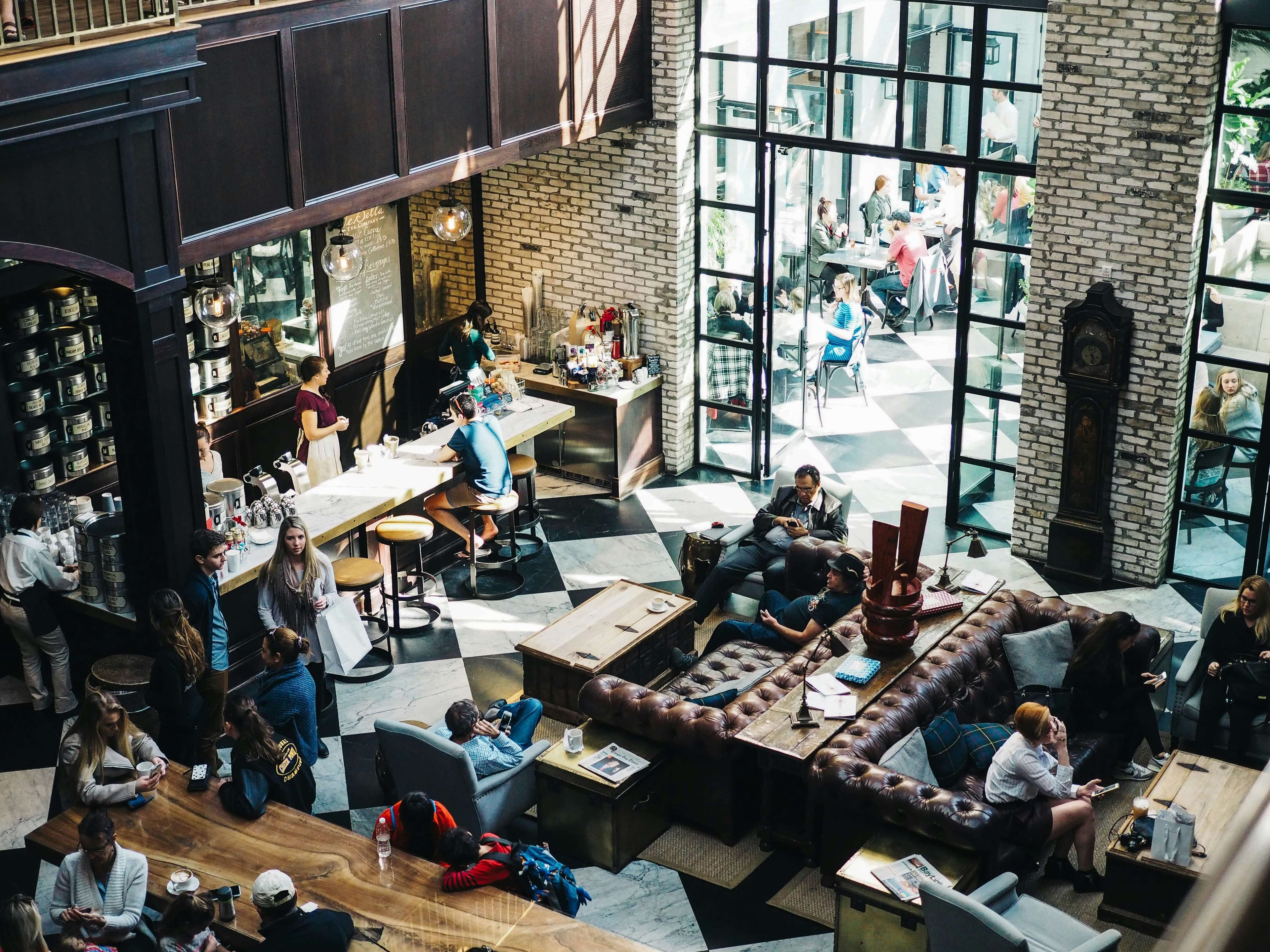 Ambiente acogedor de un restaurante moderno optimizado con la plataforma Growth Restaurant.